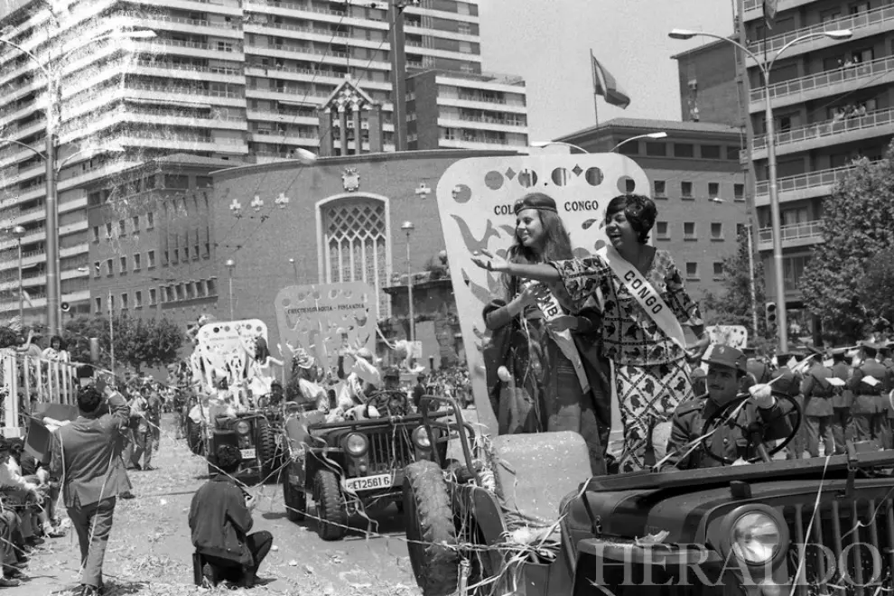 Desfile de carrozas en las Fiestas de Primavera en Zaragoza. 1975-1976
