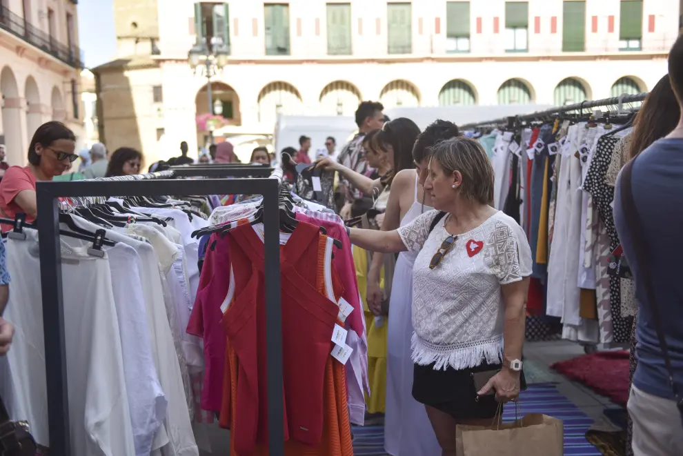 La colección Re-bonita fue la estrella del Festival de Moda Reciclada de Cáritas Huesca, donde también hubo música, bailes, talleres infantiles y sorteos solidarios con Ucrania.