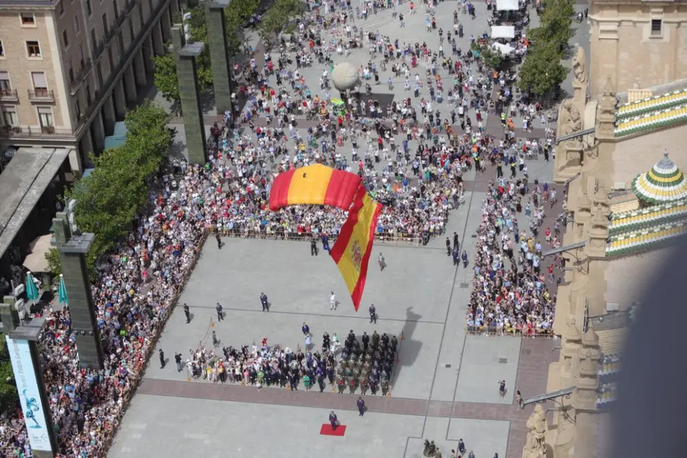 Descenso de paracaidistas con la bandera de España en la plaza del Pilar.