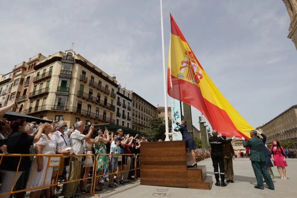 Histórico salto de dos paracaidistas con la bandera de España sobre la plaza del Pilar de Zaragoza