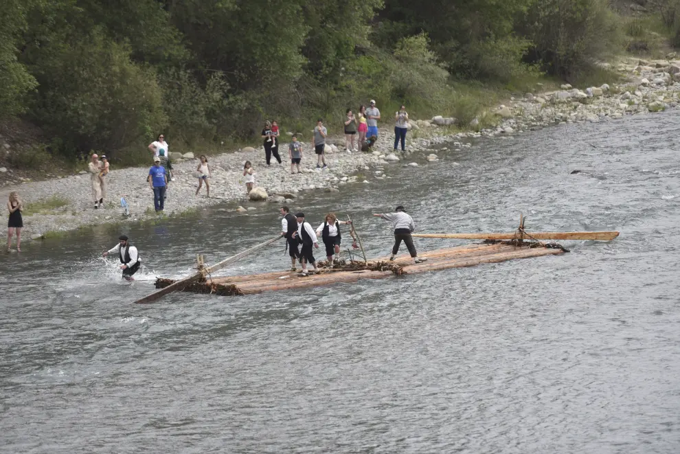 El Descenso de Navatas por el río Cinca desde Laspuña hasta Aínsa ha atraído a numerosos público en su regreso tras dos años suspendido por la pandemia.