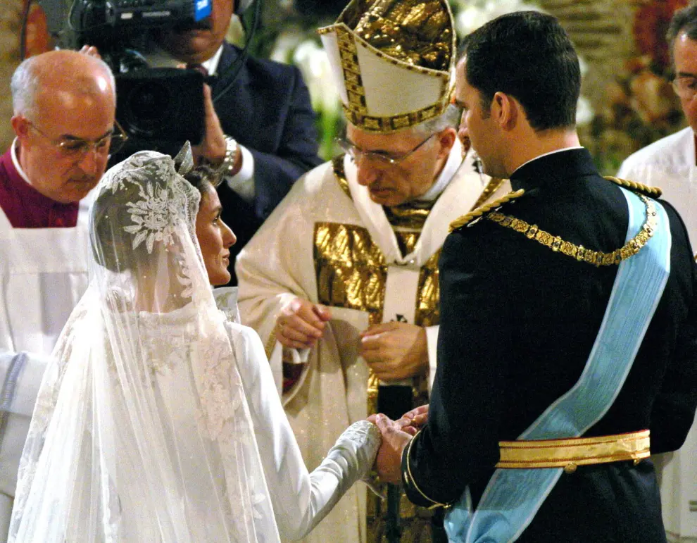 [[[HA ARCHIVO]]] Id: 2004-76853  Fecha: 22/05/2004 Propietario: Reuters Autor: REUTERS descri: SP/DL Spanish Crown Prince Felipe (3rd R) and his wife Letizia Ortiz (3rd L), Princess of Asturias, pose for photographers along their parents King Juan Carlos (2nd L), Queen Sofia (2nd R), Jesus Ortiz (R) and Paloma Rocasolano at Madrids Royal Palace, May 22, 2004. Felipe married former television presenter Ortiz on Saturday in a glittering ceremony symbolising a new dawn for Spain two months after the deadly Madrid train bombings.  REUTERS/Odd Andersen/Pool