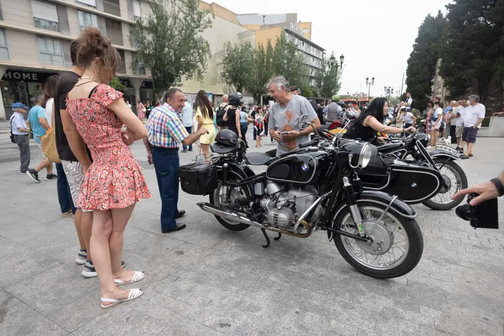 Más de 200 motos clásicas han recorrido las calles de Zaragoza con fines benéficos.