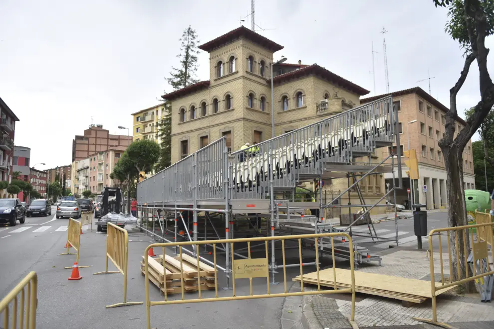 Instalación de la tribual real y las gradas de Defensa y el Ayuntamiento de Huesca para el desfile.