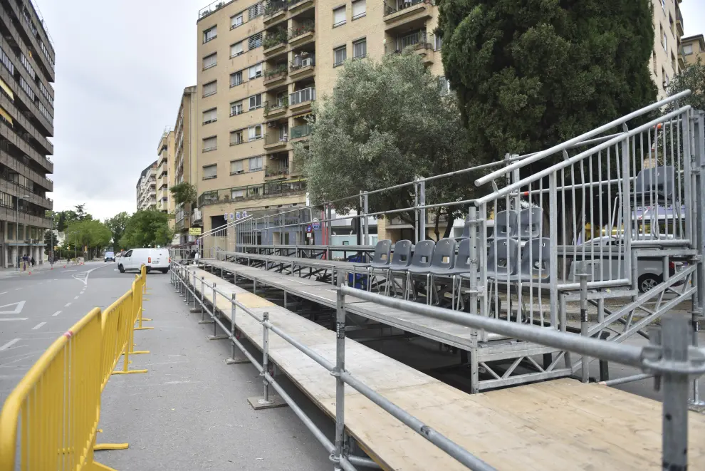 Instalación de la tribual real y las gradas de Defensa y el Ayuntamiento de Huesca para el desfile.