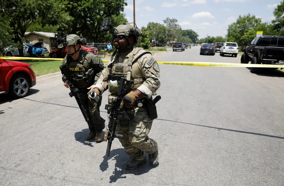 Law enforcement personnel run away from the scene of a suspected shooting near Robb Elementary School in Uvalde, Texas, U.S. May 24, 2022. REUTERS/Marco Bello TEXAS-SHOOTING/