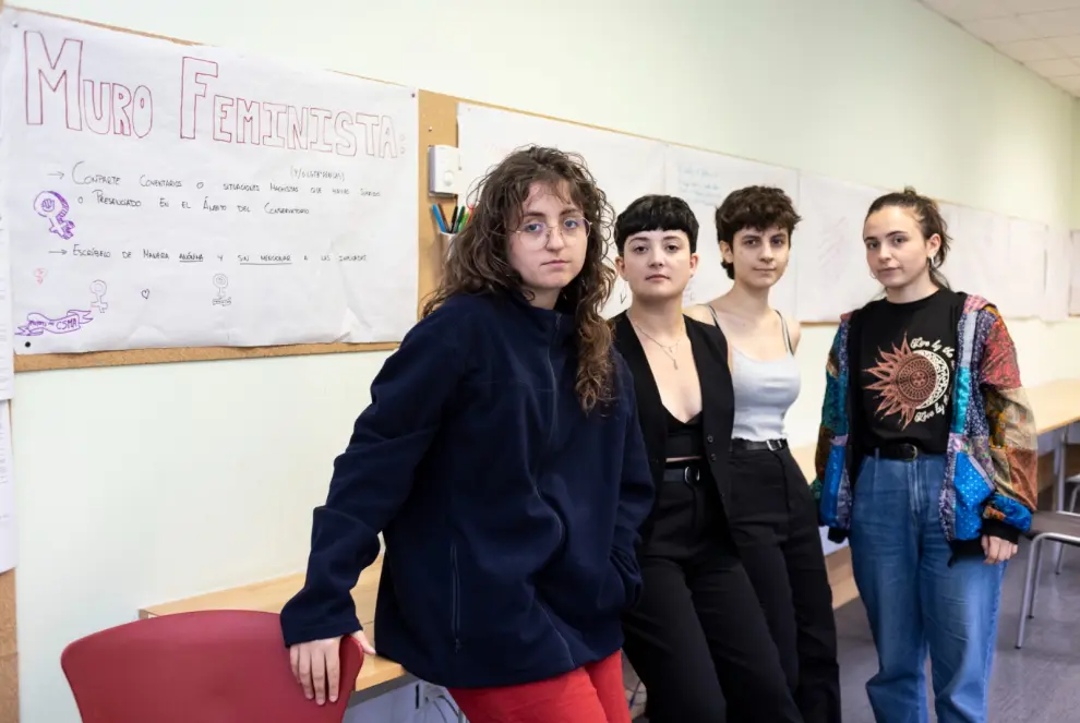 Varias alumnas del Conservatorio Superior de Música de Aragón, junto al muro feminista.