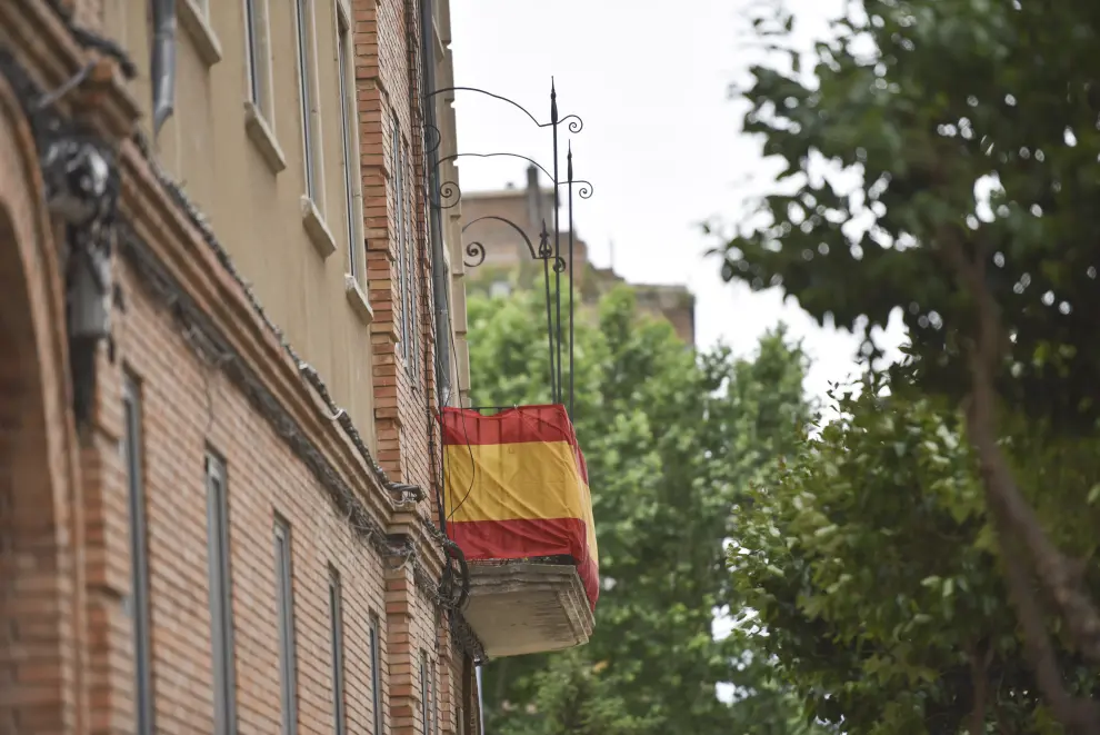 La demanda de banderas de España se ha incrementado en Huesca con motivo del Desfile de las Fuerzas Armadas.