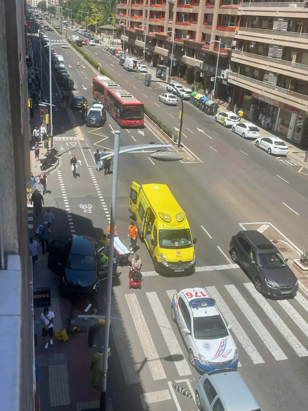 Accidente de tráfico este mediodía en la avenida de Tenor Fleta de Zaragoza.