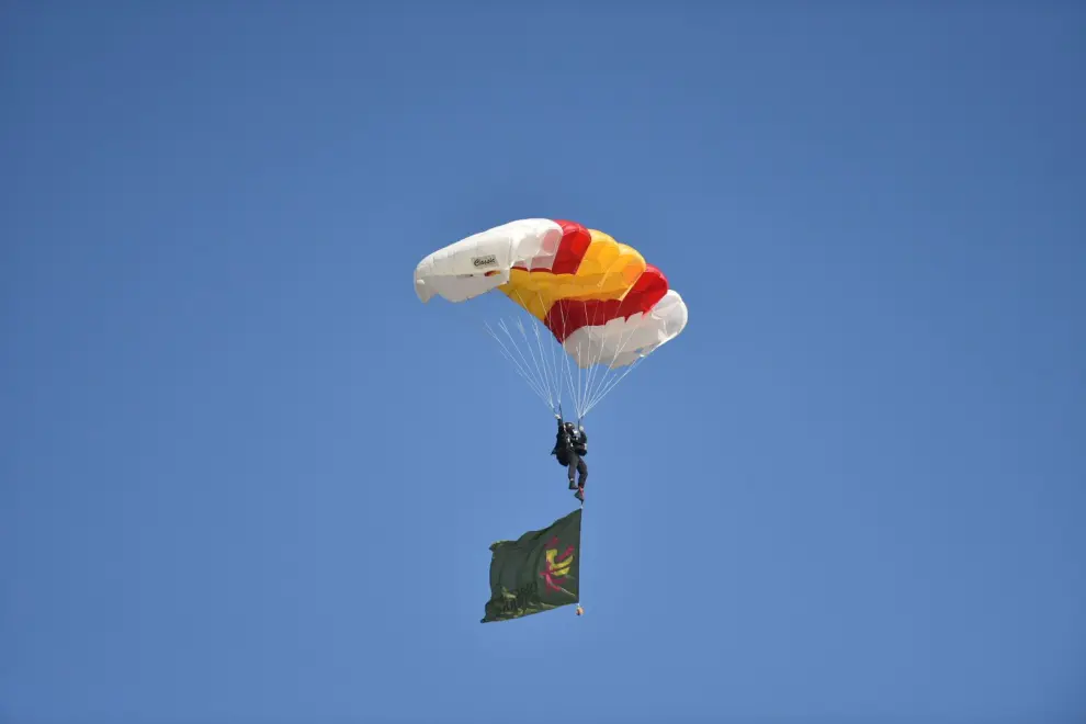 Exhibición de salto paracaidista con motivo de los actos del Día de las Fuerzas Armadas en Huesca