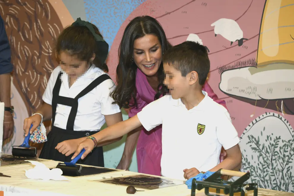 La reina Letizia inaugura la Feria del Libro de Madrid.