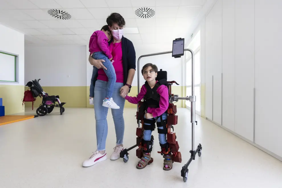 Las gemelas Sara y Noa Morfioli trabajan con el exoesqueleto pedriático Atlas 2030 de Atades, en Zaragoza.
