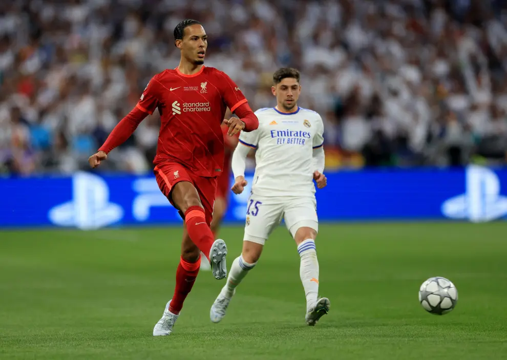Soccer Football - Champions League Final - Liverpool v Real Madrid - Stade de France, Saint-Denis near Paris, France - May 28, 2022 Real Madrid's Thibaut Courtois in action with Liverpool's Jordan Henderson REUTERS/Molly Darlington SOCCER-CHAMPIONS-LIV-MAD/REPORT