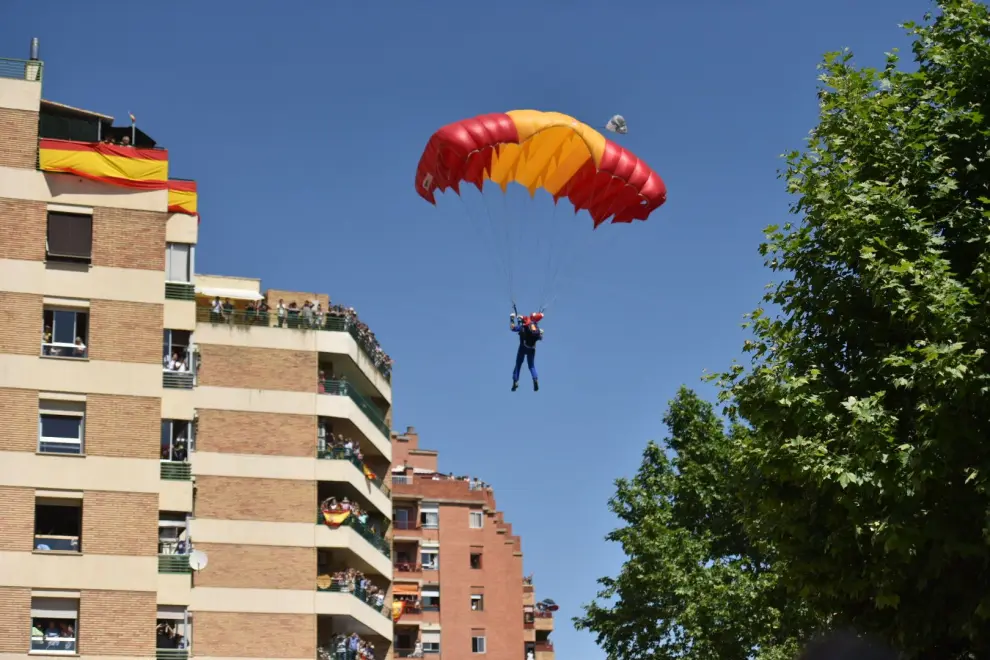 Los paracaidistas, en acción en el Día de las Fuerzas Armadas en Huesca