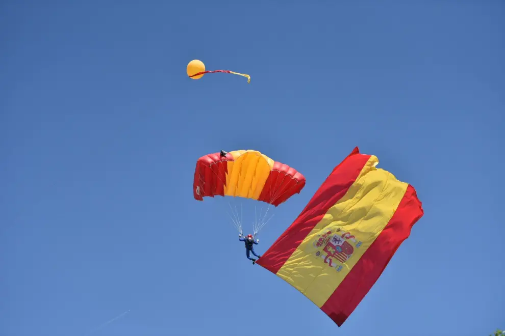 Los Reyes ya presiden el desfile del Día de las Fuerzas Armadas en Huesca