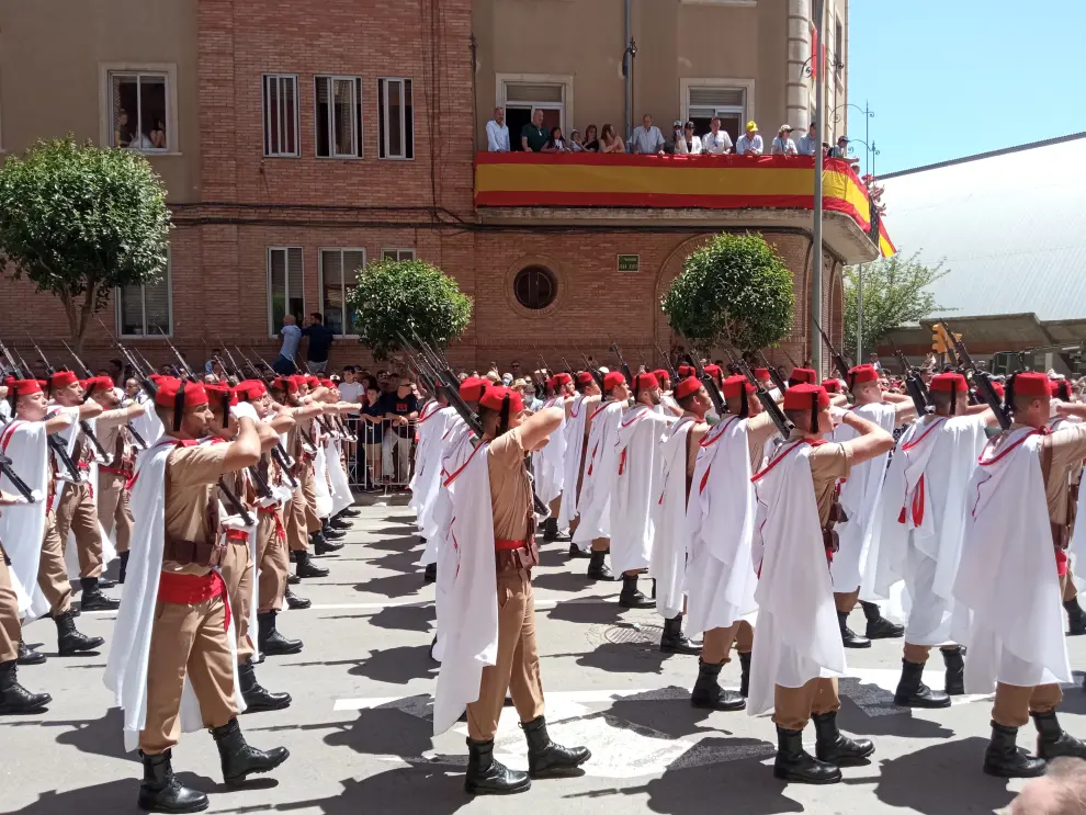 Miles de personas han abarrotado las calles de Huesca para mostrar su cariño a los Reyes y a las Fuerzas Armadas.