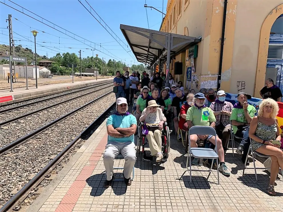 Concentración número 100 en la estación de tren Monzón-Río Cinca