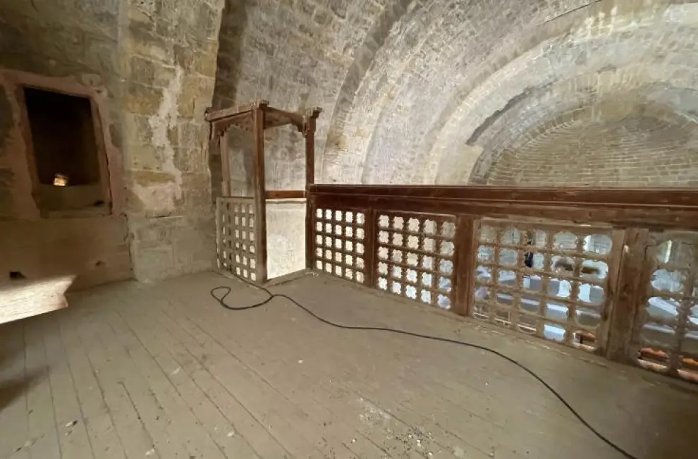 El antes y el después de la restauración del alfarje de la ermita de San Román.