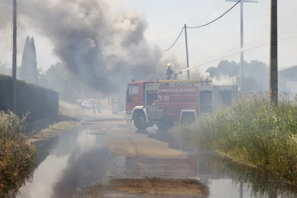 Incendio junto al camino de Bárboles de Zaragoza.