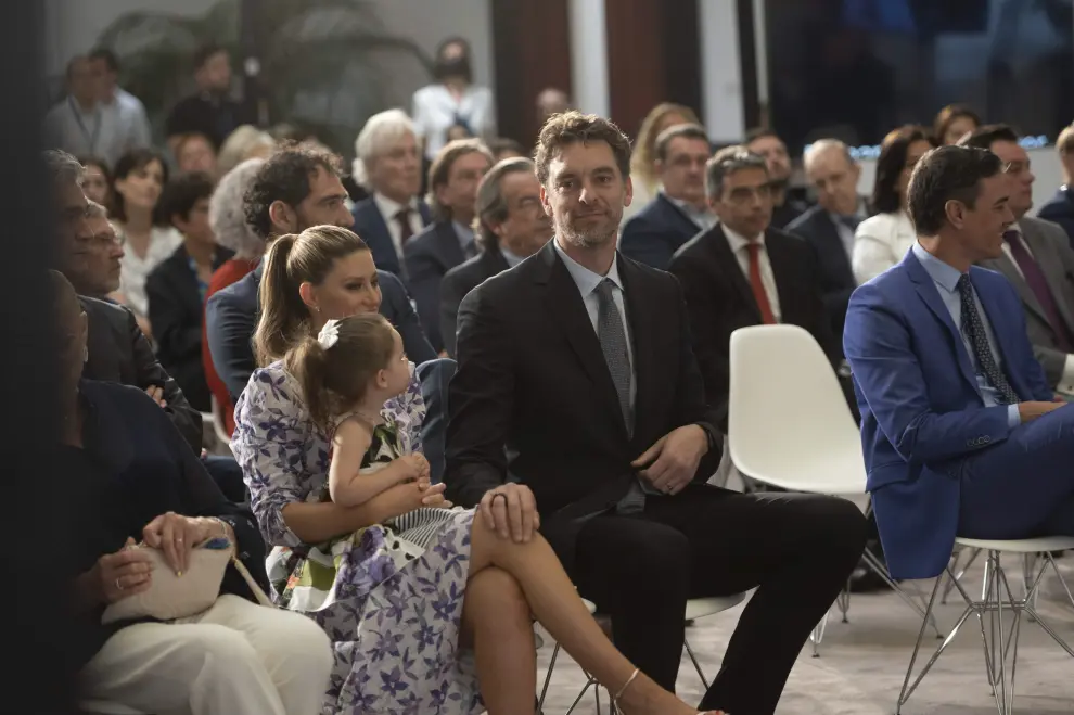 Pau Gasol ha recibido de manos del presidente del Gobierno Pedro Sánchez la Gran Cruz, como reconocimiento y homenaje a su trayectoria deportiva.