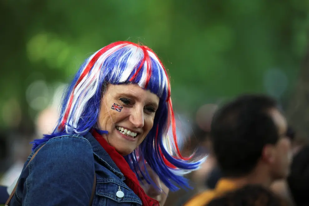 Erin Ferguson (12) gets her face painted as royal enthusiasts gather along The Mall for the Queen's Platinum Jubilee celebrations in London, Britain June 2, 2022. REUTERS/Tom Nicholson BRITAIN-ROYALS/PLATINUM-JUBILEE