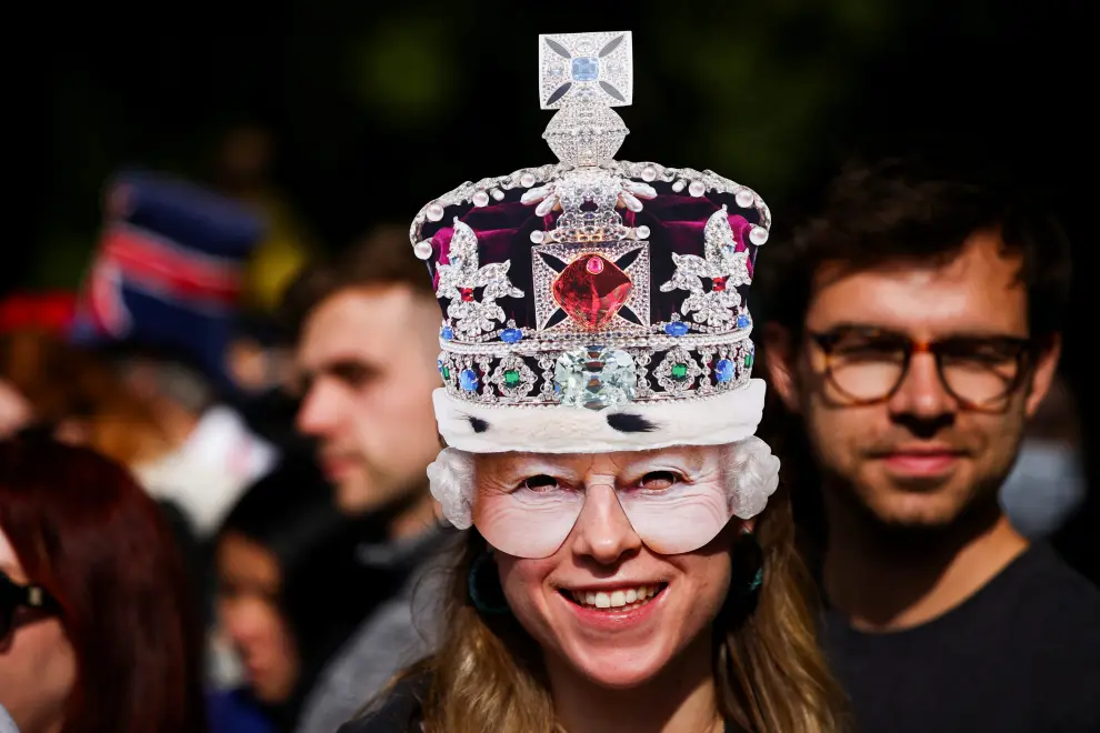 A woman with a Union Jack flag painted on her face attends the Queen's Platinum Jubilee celebrations at The Mall in London, Britain June 2, 2022. REUTERS/Phil Noble BRITAIN-ROYALS/PLATINUM-JUBILEE