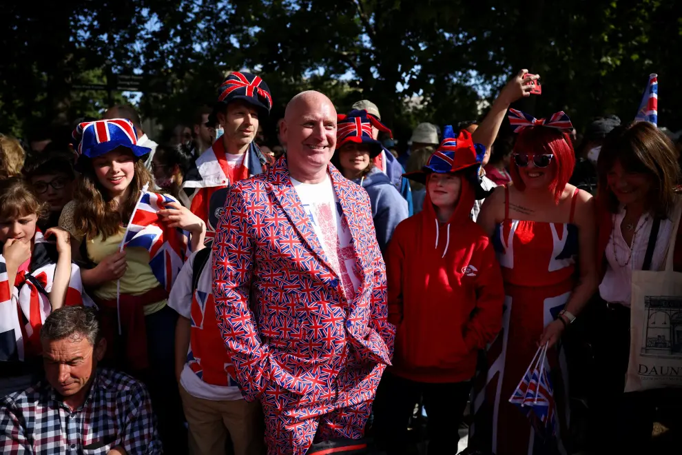 People gather along The Mall as they attend the Queen's Platinum Jubilee celebrations in London, Britain June 2, 2022. REUTERS/Henry Nicholls BRITAIN-ROYALS/PLATINUM-JUBILEE