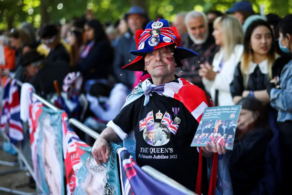 Royal enthusiasts gather along The Mall for the Queen's Platinum Jubilee celebrations in London, Britain June 2, 2022. REUTERS/Tom Nicholson BRITAIN-ROYALS/PLATINUM-JUBILEE