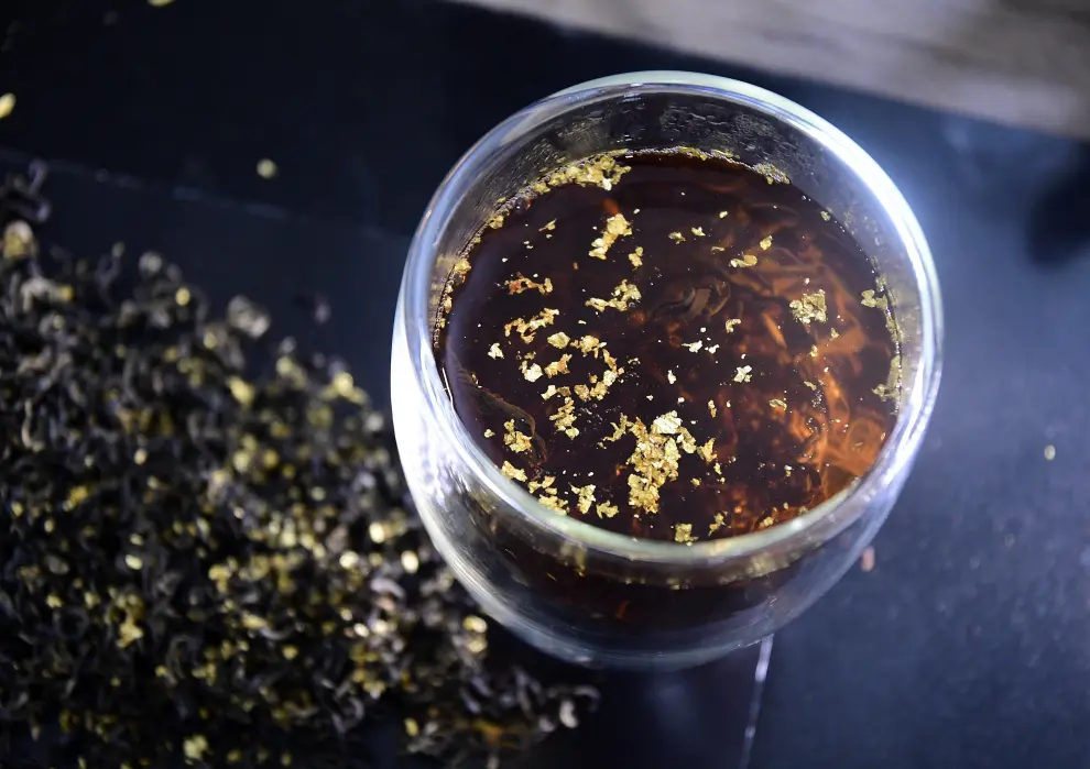 Té con oro, té Zelenski, té picante... los curiosos tipos de infusiones de un empresario indio INDIA GOLD TEA