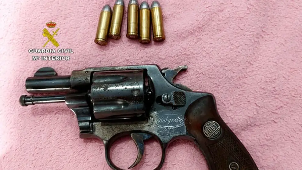 En la operación Ebrothers, la Guardia Civil ha incautado armas cortas y largas, dinero en efectivo, chalecos antibalas, munición y drogas.