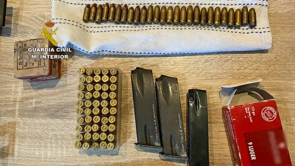 En la operación Ebrothers, la Guardia Civil ha incautado armas cortas y largas, dinero en efectivo, chalecos antibalas, munición y drogas.