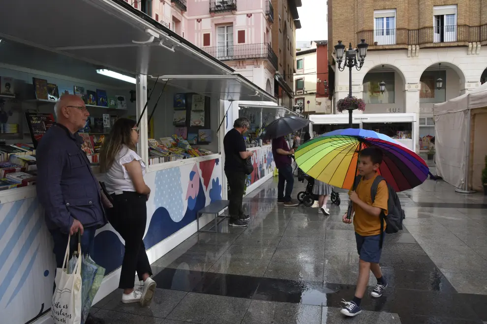 La Feria del Libro de Huesca se ha inaugurado este viernes bajo la lluvia.