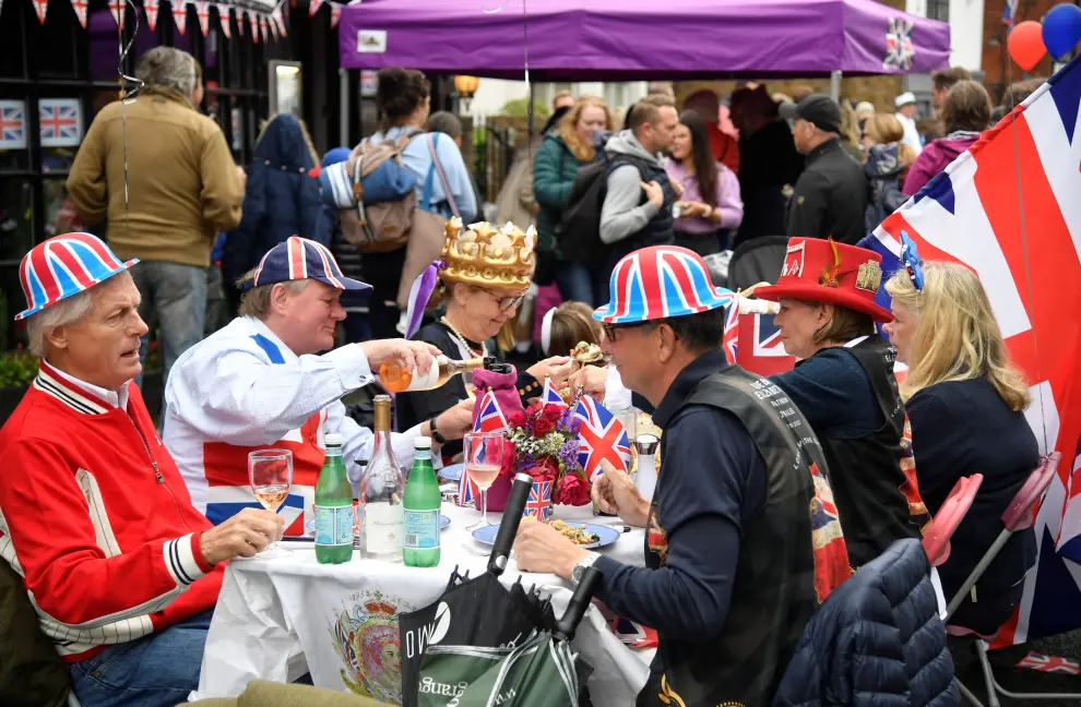 Revellers attend a Jubilee-themed community street lunch as the Queen's Platinum Jubilee celebrations continue in Cookham, Britain, June 5, 2022. REUTERS/Toby Melville BRITAIN-ROYALS/PLATINUM-JUBILEE