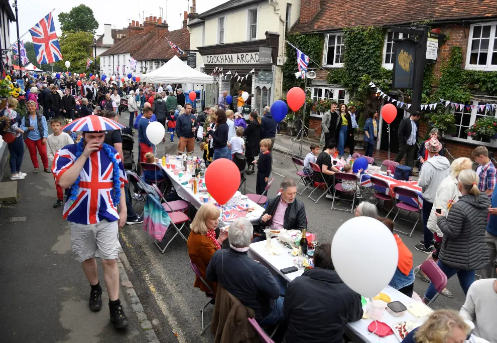 Revellers attend a Jubilee-themed community street lunch as the Queen's Platinum Jubilee celebrations continue in Cookham, Britain, June 5, 2022. REUTERS/Toby Melville BRITAIN-ROYALS/PLATINUM-JUBILEE