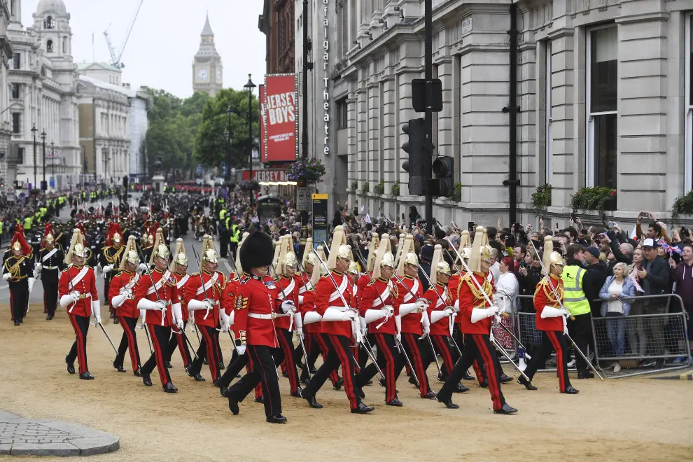 London (United Kingdom), 04/06/2022.- A regiment of the Household Division Foot Guards march with Commonwealth countries' flags during the Platinum Pageant celebrating Queen Elizabeth II Platinum Jubilee in London, Britain, 05 June 2022. Britain is enjoying a four day holiday weekend to celebrate the Platinum Jubilee of Britain's Queen Elizabeth II marking the 70th anniversary of her accession to the throne on 06 February 1952. (Reino Unido, Londres) EFE/EPA/ANDY RAIN
 BRITAIN PLATINUM JUBILEE