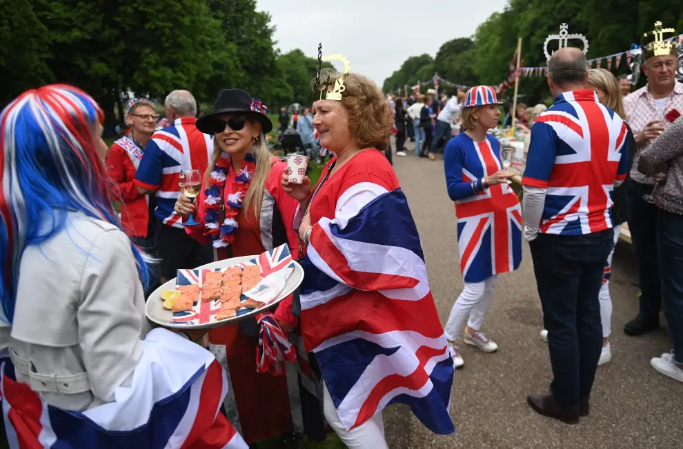 Windsor (United Kingdom), 05/06/2022.- People in royal costume enjoy a picnic as they take part in The Big Lunch on the Long Walk, during the celebrations of thePlatinum Jubilee of Queen Elizabeth II, in Windsor, Britain, 05 June 2022. Britain is enjoying a four day holiday weekend to celebrate the Platinum Jubilee of Britain's Queen Elizabeth II marking the 70th anniversary of her accession to the throne on 06 February 1952. (Reino Unido) EFE/EPA/NEIL HALL
 BRITAIN PLATINUM JUBILEE