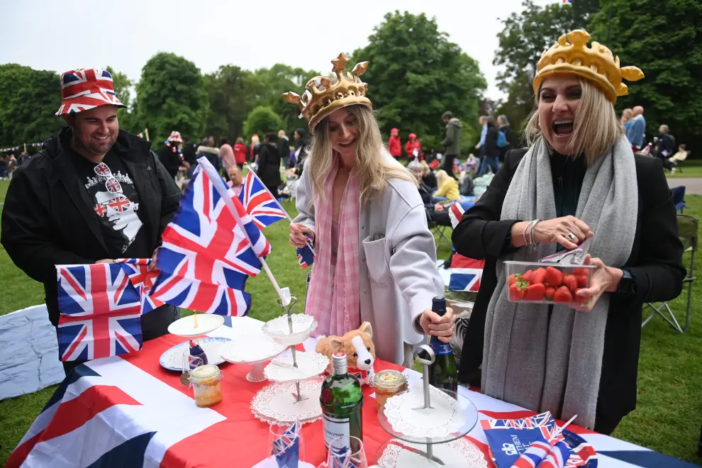 Windsor (United Kingdom), 05/06/2022.- People in Queen masks enjoy a picnic as they take part in The Big Lunch on the Long Walk, during the celebrations of thePlatinum Jubilee of Queen Elizabeth II, in Windsor, Britain, 05 June 2022. Britain is enjoying a four day holiday weekend to celebrate the Platinum Jubilee of Britain's Queen Elizabeth II marking the 70th anniversary of her accession to the throne on 06 February 1952. (Reino Unido) EFE/EPA/NEIL HALL
 BRITAIN PLATINUM JUBILEE