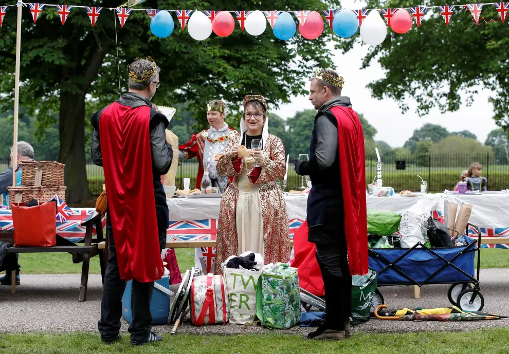People dine at a picnic table as they take part in the Big Jubilee Lunch on The Long Walk as part of celebrations marking the Platinum Jubilee of Britain's Queen Elizabeth, in Windsor, Britain, June 5, 2022. REUTERS/Peter Nicholls BRITAIN-ROYALS/PLATINUM-JUBILEE BIG LUNCH-WINDSOR