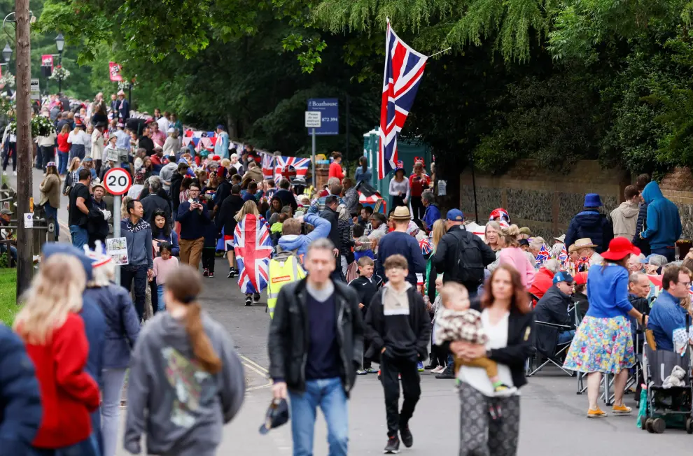 Local residents gather on a bridge during a street party as part of celebrations marking the Platinum Jubilee of Britain's Queen Elizabeth, in Goring and Streatley, Britain, June 5, 2022. REUTERS/Andrew Couldridge BRITAIN-ROYALS/PLATINUM-JUBILEE BIG LUNCH