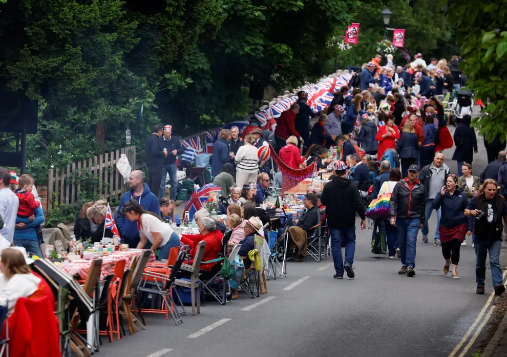 People take part in a street party during celebrations marking the Platinum Jubilee of Britain's Queen Elizabeth, in Goring and Streatley, Britain, June 5, 2022. REUTERS/Andrew Couldridge BRITAIN-ROYALS/PLATINUM-JUBILEE BIG LUNCH