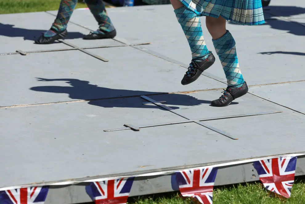A piper performs during a party celebrating the Queen's Platinum Jubilee at the Princess Royal and Duke of Fife Memorial Park in Braemar, Scotland June 5, 2022. REUTERS/Russell Cheyne BRITAIN-ROYALS/PLATINUM-JUBILEE BIG LUNCH