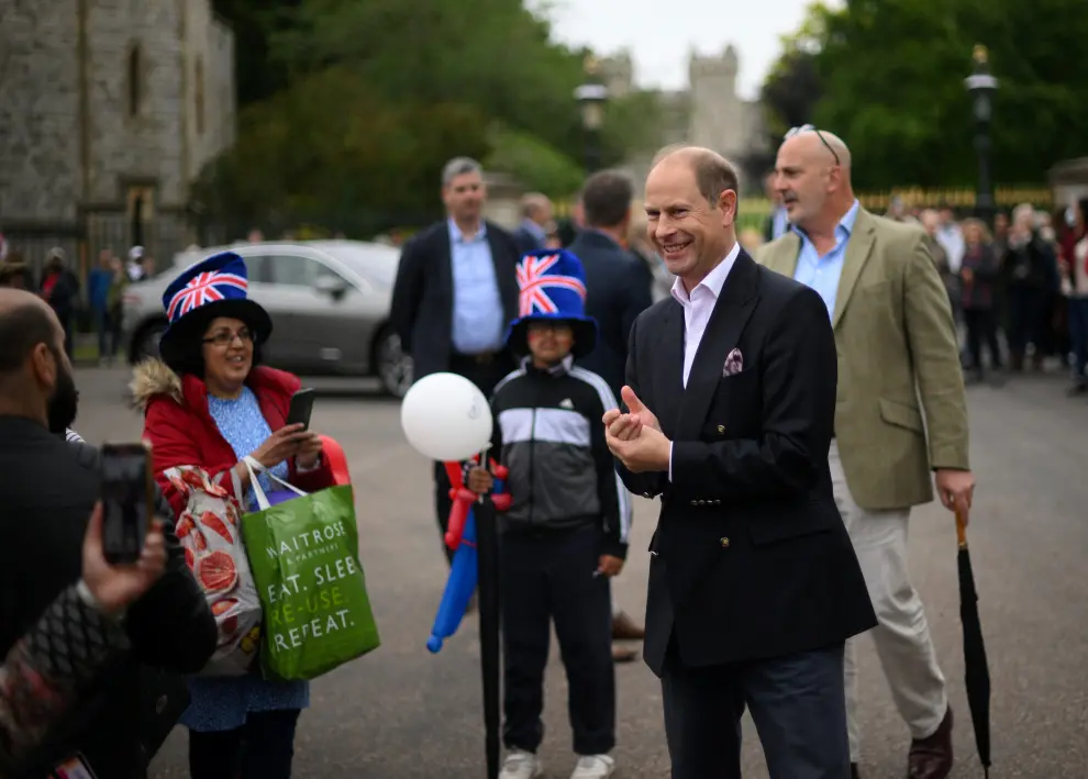 Britain's Prince Edward, Earl of Wessex, chats with attendees of the Big Jubilee Lunch on The Long Walk in Windsor, during celebrations for the Platinum Jubilee of Britain's Queen Elizabeth, in London, Britain, June 5, 2022. Daniel Leal/Pool via REUTERS BRITAIN-ROYALS/PLATINUM-JUBILEE PAGEANT