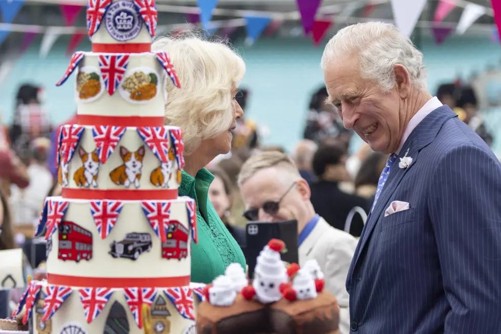 London (United Kingdom), 05/06/2022.- Britain's Prince Charles, the Prince of Wales (C) and Camilla Duchess of Cornwall (L) look at hand-sewn street party decorations as they attend The Big Lunch at the Oval Kennington to celebrate Britain's Queen Elizabeth II Platinum Jubilee in London, Britain, 05 June 2022. Many street and garden parties across the UK celebrate the Queen's Platinum Jubilee, marking the 70th anniversary of her accession to the throne on 06 February 1952. (Reino Unido, Londres) EFE/EPA/TOLGA AKMEN
 BRITAIN ROYALTY PLATINUM JUBILEE