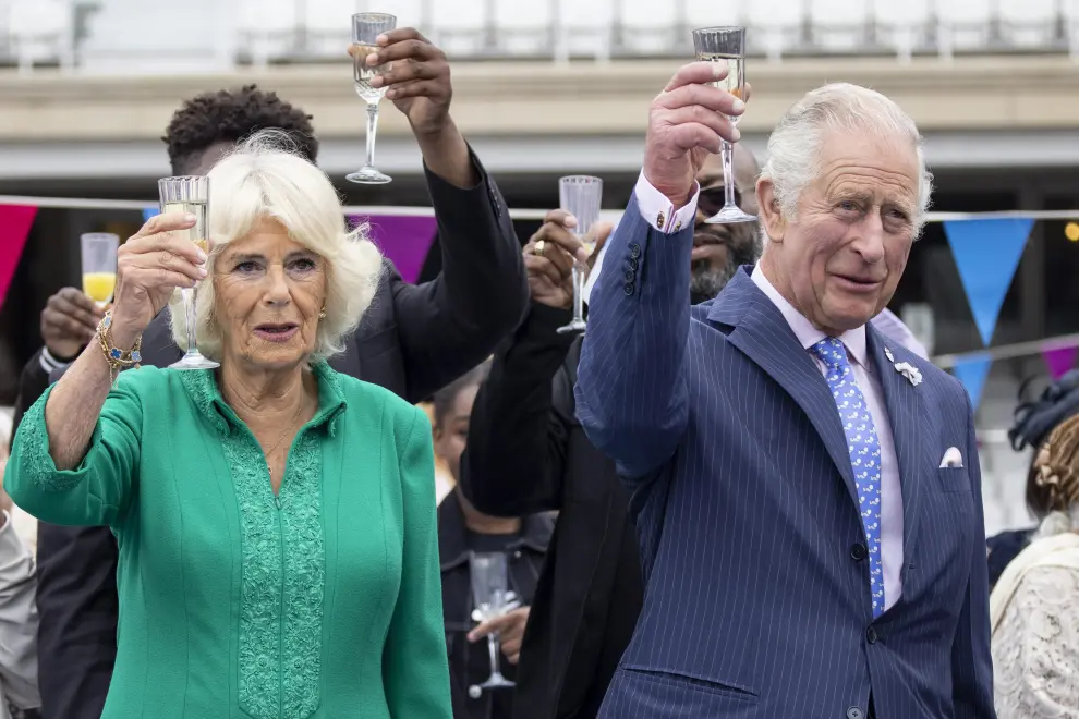 London (United Kingdom), 05/06/2022.- Britain's Prince Charles, the Prince of Wales (R) and Camilla Duchess of Cornwall (L) look at hand-sewn street party decorations as they attend The Big Lunch at the Oval Kennington to celebrate Britain's Queen Elizabeth II Platinum Jubilee in London, Britain, 05 June 2022. Many street and garden parties across the UK celebrate the Queen's Platinum Jubilee, marking the 70th anniversary of her accession to the throne on 06 February 1952. (Reino Unido, Londres) EFE/EPA/TOLGA AKMEN
 BRITAIN ROYALTY PLATINUM JUBILEE