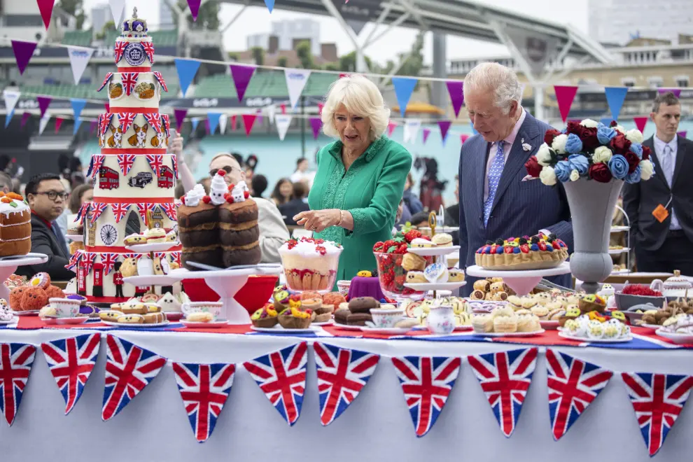 London (United Kingdom), 05/06/2022.- Britain's Camilla Duchess of Cornwall (L) looks at hand-sewn street party decorations as they attend The Big Lunch at the Oval Kennington to celebrate Britain's Queen Elizabeth II Platinum Jubilee in London, Britain, 05 June 2022. Many street and garden parties across the UK celebrate the Queen's Platinum Jubilee, marking the 70th anniversary of her accession to the throne on 06 February 1952. (Reino Unido, Londres) EFE/EPA/TOLGA AKMEN
 BRITAIN ROYALTY PLATINUM JUBILEE