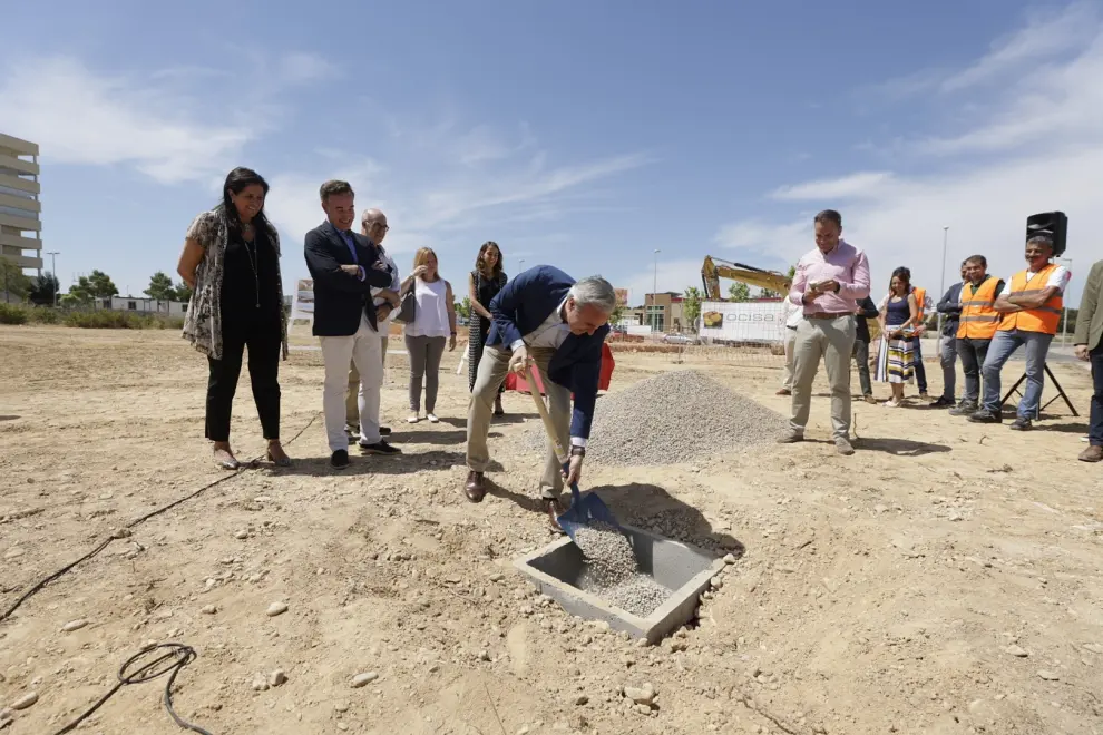 Colocación de la primera piedra en la nueva escuela infantil de Parque Venecia.