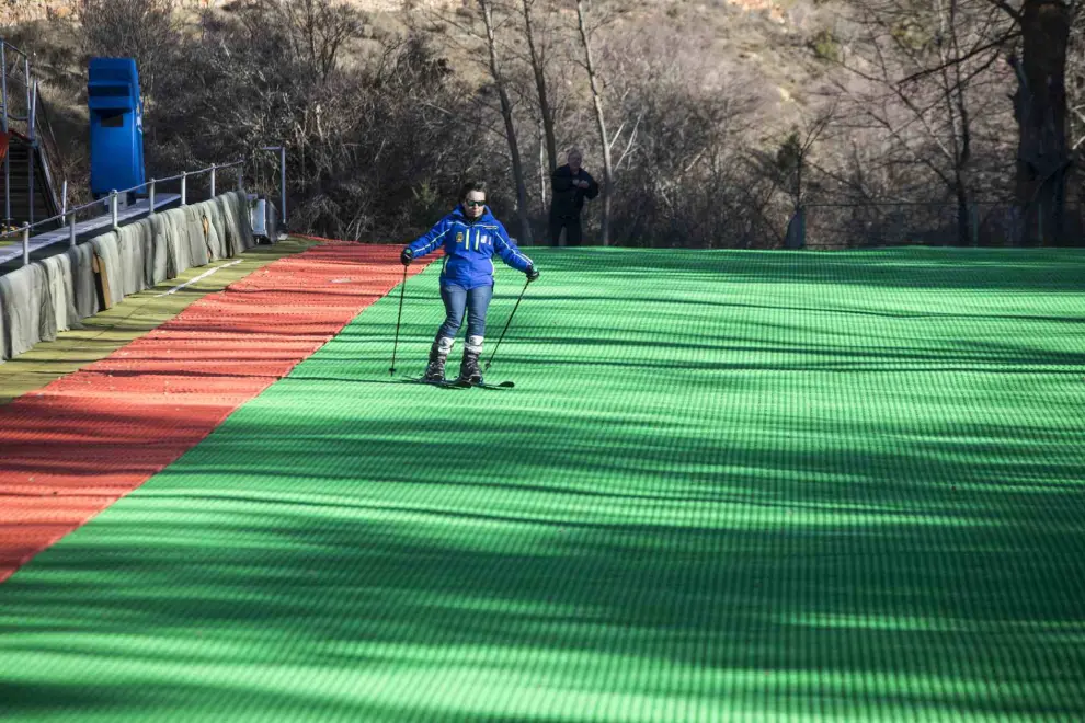 Pequeña pista de esquí sobre superficie sintética en Alcalá de la Selva