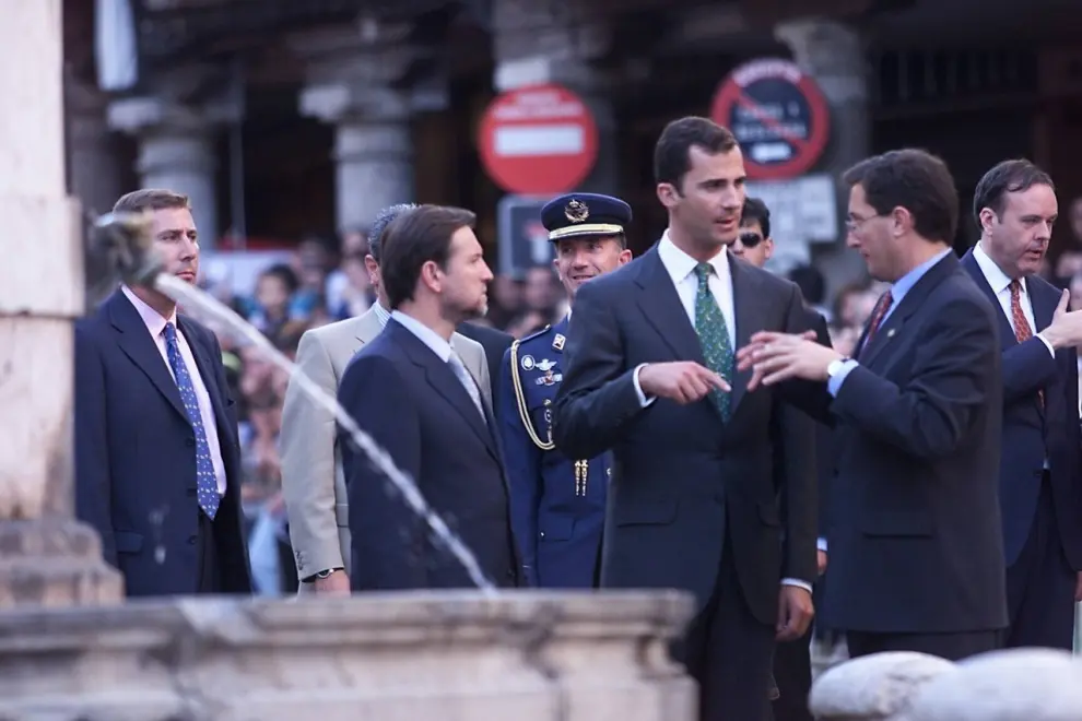 Don Felipe, acompañado por el alcalde de Teruel, Manuel Blasco, y el presidente de la DGA, Marcelino Iglesias, saluda al público durante el recorrido por las calles de la capital turolense.