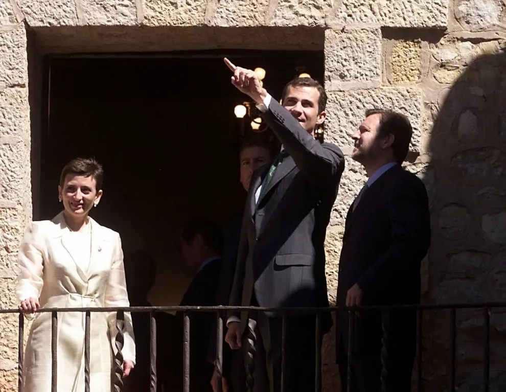 Felipe de Borbón con la alcaldesa de Albarracín, Gloria Garcia de Miguel, saludando al público desde un balcón.