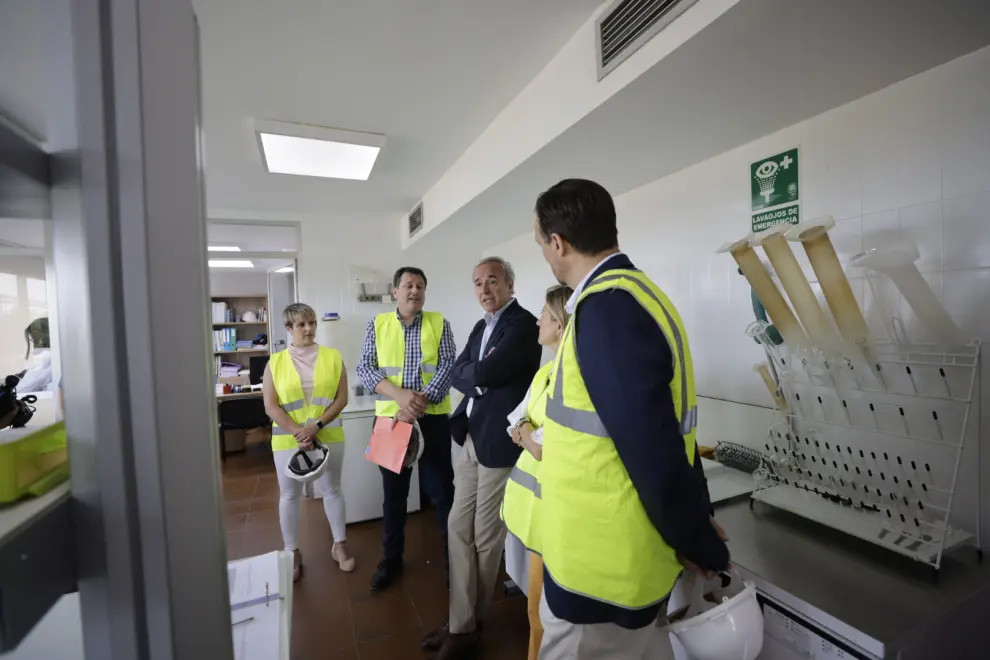 Visita del alcalde de Zaragoza, Jorge Azcón, a las instalaciones de la depuradora de La Almozara.